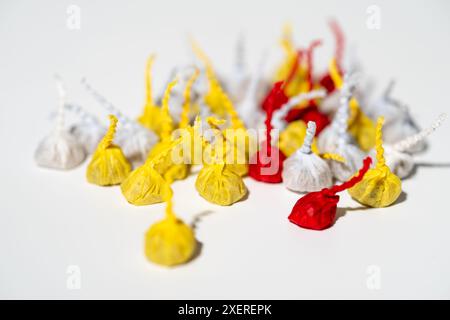 Petits coups de bang, Pop Pop Snappers, torpille jouet, sautoir ou feu d'artifice de bruyant pour les enfants, fond blanc Banque D'Images