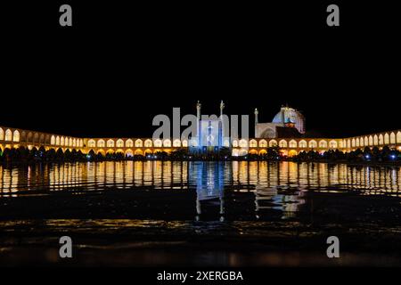 Naqsh-e Jahan (Naqshe Jahan) Square (Shah Square), également connu sous le nom de place Imam la nuit, Ispahan, Iran Banque D'Images