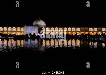 Naqsh-e Jahan (Naqshe Jahan) Square (Shah Square), également connu sous le nom de place Imam la nuit, Ispahan, Iran Banque D'Images