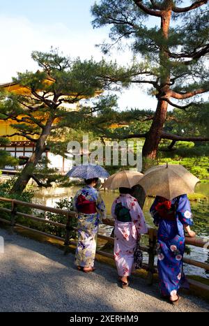 La femme japonaise avec Kimono, Temple Kinkakuji, le pavillon d'or, Rokuon-ji, Kyoto, Japon. Banque D'Images