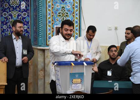 Téhéran, Iran. 28 juin 2024. Un électeur vote pour l'élection présidentielle iranienne dans un bureau de vote à Téhéran, Iran, le 28 juin 2024. Crédit : Shadati/Xinhua/Alamy Live News Banque D'Images