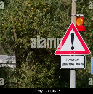 Panneau d'avertissement pour une zone à risque d'inondation sur la rivière Lenne à Altena, Allemagne Banque D'Images