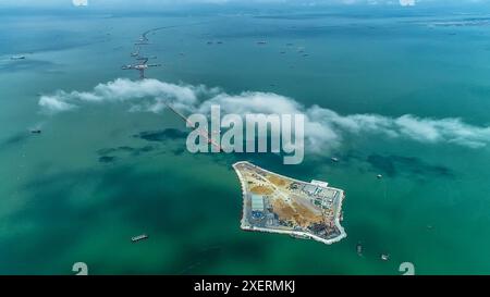 (240629) -- GUANGZHOU, 29 juin 2024 (Xinhua) -- une photo de drone aérien prise le 9 décembre 2020 montre l'île artificielle ouest de la liaison Shenzhen-Zhongshan en construction dans la province de Guangdong, au sud de la Chine. La liaison Shenzhen-Zhongshan est un projet central de transport dans la région de Guangdong-Hong Kong-Macao Greater Bay. Il se compose d'un tunnel sous-marin, de deux ponts et de deux îles artificielles, ce qui en fait l'un des projets de grappes maritimes les plus difficiles au monde. La liaison maritime de 24 km de long devrait être ouverte au trafic le 30 juin. Une fois opérationnel, le temps de trajet entre Banque D'Images