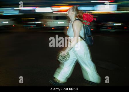Varsovie, Pologne. 28 juin 2024. Une femme avec un bouquet de fleurs dans son sac à dos est vue lors d'une averse à Varsovie, Pologne, le 28 juin 2024. (Photo de Jaap Arriens/Sipa USA) crédit : Sipa USA/Alamy Live News Banque D'Images