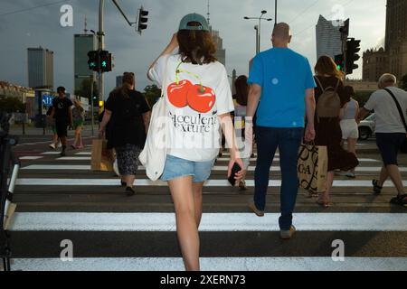 Varsovie, Pologne. 28 juin 2024. Des gens sont vus traverser la rue Marszalkowska à Varsovie, en Pologne, le 28 juin 2024. (Photo de Jaap Arriens/Sipa USA) crédit : Sipa USA/Alamy Live News Banque D'Images