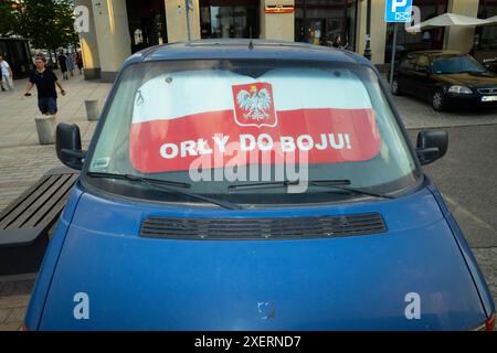 Varsovie, Pologne. 28 juin 2024. Un écran solaire dans une camionnette avec le texte « Aigles to the Battle » est vu à Varsovie, en Pologne, le 28 juin 2024. (Photo de Jaap Arriens/Sipa USA) crédit : Sipa USA/Alamy Live News Banque D'Images