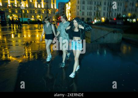 Varsovie, Pologne. 28 juin 2024. Des jeunes sont vus marcher pendant une averse à Varsovie, en Pologne, le 28 juin 2024. (Photo de Jaap Arriens/Sipa USA) crédit : Sipa USA/Alamy Live News Banque D'Images