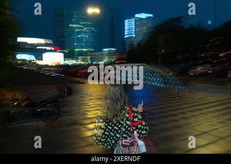 Varsovie, Pologne. 28 juin 2024. Une femme tient un parapluie pendant une tempête de pluie à Varsovie, Pologne, le 28 juin 2024. (Photo de Jaap Arriens/Sipa USA) crédit : Sipa USA/Alamy Live News Banque D'Images