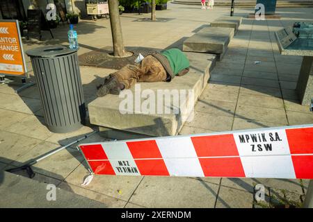Varsovie, Pologne. 28 juin 2024. Un sans-abri est vu dormir dur sur un banc de dalle de béton à Varsovie, en Pologne, le 28 juin 2024. (Photo de Jaap Arriens/Sipa USA) crédit : Sipa USA/Alamy Live News Banque D'Images