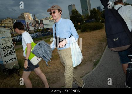 Varsovie, Pologne. 28 juin 2024. Un homme est vu avec un parapluie pendant une courte averse à Varsovie, Pologne, le 28 juin 2024. (Photo de Jaap Arriens/Sipa USA) crédit : Sipa USA/Alamy Live News Banque D'Images