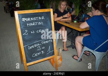 Varsovie, Pologne. 28 juin 2024. Les boissons alcoolisées sont vues en cours de promotion avec des femmes de remorquage en arrière-plan tenant des boissons dans la rue Chmielna à Varsovie, Pologne, le 28 juin 2024. (Photo de Jaap Arriens/Sipa USA) crédit : Sipa USA/Alamy Live News Banque D'Images