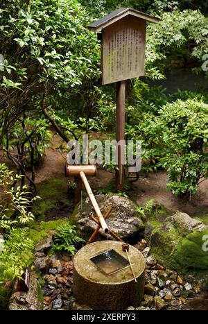 Tsukubai, lavabo en pierre, la philosophie Zen, le Temple Ryoanji, Kyoto, Japon. Banque D'Images