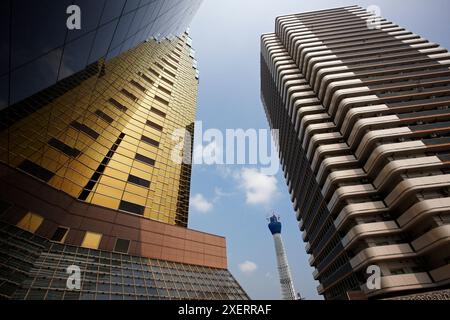 La bière Asahi et la Tour Tokyo Sky Tree en construction, Asakusa, Tokyo, Japon. Banque D'Images