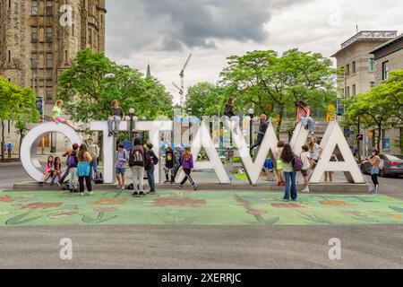 Ottawa, ON, Canada-le 12 juin 2024 : L'énorme enseigne d'Ottawa au marché Byward avec des enfants d'un groupe scolaire. Banque D'Images