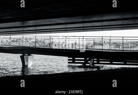 Vue d'une passerelle en noir et blanc Banque D'Images