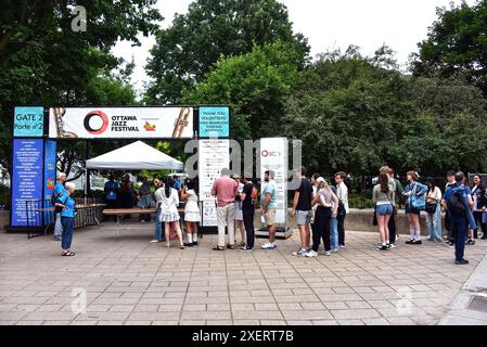 Ottawa, Canada - 28 juin 2024 : les gens font la queue pour entrer au Festival de jazz d'Ottawa. Le festival annuel offre une gamme de spectacles gratuits et payants dans divers lieux, y compris le parc de la Confédération, Marion Dewar Plaza, le Centre national des Arts et certains clubs locaux. Banque D'Images