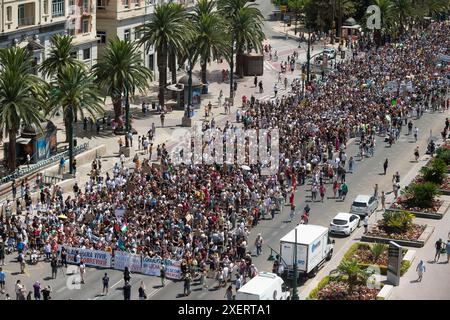 Une vue d'ensemble montre des manifestants participant à une manifestation contre le tourisme de masse dans la ville, suite aux récentes manifestations dans les îles Canaries et Baléares ou Majorque. Des milliers de personnes sont descendues dans les rues du centre de Malaga pour protester contre la hausse des prix des loyers et réclamer un logement décent. Au cours des dernières années, la ville de Malaga a connu une grave crise du logement, due en grande partie à la spéculation sur les loyers et à un processus de gentrification, qui a rendu difficile pour beaucoup l'accès à un logement décent. Les associations et les organisations de quartier locales réclament le mesuru Banque D'Images