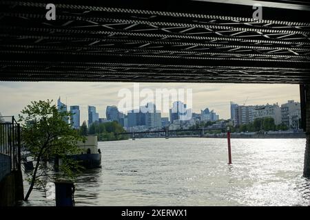Le quartier d'affaires de la Défense, près de Paris, vu des quais de Seine Banque D'Images