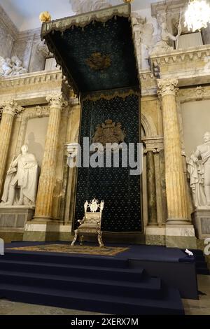 Le trône d'argent, symbole de la monarchie suédoise, est encore utilisé lors des cérémonies au Palais Royal de Stockholm Banque D'Images
