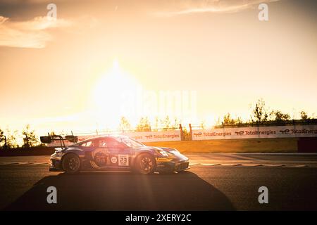 Stavelot, Belgique. 28 juin 2024. 23 EVANS Jaxon (nzl), ERIKSSON Joel (swe), PREINNING Thomas (aut), Porsche 911 GT3 R, action, TotalEnergies lors des 24 heures de Spa 2024 CrowdStrike, 2ème course de la GT World Challenge Europe Endurance Cup 2024, du 26 au 30 juin 2024 sur le circuit de Spa-Francorchamps, à Stavelot, Belgique - photo Damien Saulnier/DPPI crédit : DPPI Media/Alamy Live News Banque D'Images