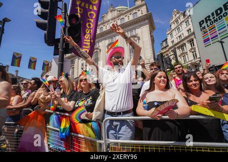 Londres, Royaume-Uni, 29 juin 2024. Les fêtards apprécient les célébrations du défilé de la fierté. Des milliers de personnes sont attendues sur la route entre Hyde Park Corner et Whitehall place qui présente des chars colorés, de la musique animée et des spectacles, reflétant la lutte continue de la communauté pour l'égalité et l'acceptation crédit : amer Ghazzal/Alamy Live News Banque D'Images