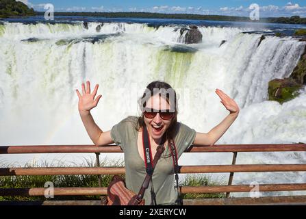 Jeune femme. Chutes de Iguazú. Parc national de Iguazú. Argentine/Brésil Banque D'Images