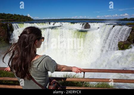 Jeune femme. Chutes de Iguazú. Parc national de Iguazú. Argentine/Brésil Banque D'Images