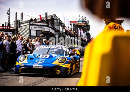 Stavelot, Belgique. 29 juin 2024. 23 EVANS Jaxon (nzl), ERIKSSON Joel (swe), PREINNING Thomas (aut), Porsche 911 GT3 R, ambiance lors des 24 heures de Spa CrowdStrike 2024, 2ème course de la GT World Challenge Europe Endurance Cup 2024, du 26 au 30 juin 2024 sur le circuit de Spa-Francorchamps, à Stavelot, Belgique - photo Damien Saulnier/DPPI crédit : DPPI Media/Alamy Live News Banque D'Images