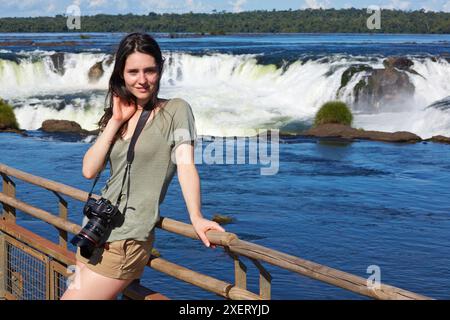 Jeune femme. Chutes de Iguazú. Parc national de Iguazú. Argentine/Brésil Banque D'Images