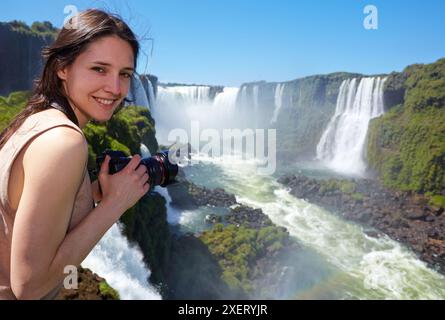 Jeune femme. Chutes de Iguazú. Parc national de Iguazú. Argentine/Brésil Banque D'Images