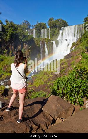 Jeune femme. Chutes de Iguazú. Parc national de Iguazú. Argentine/Brésil Banque D'Images