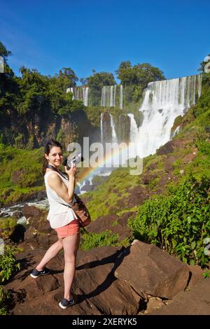 Jeune femme. Chutes de Iguazú. Parc national de Iguazú. Argentine/Brésil Banque D'Images