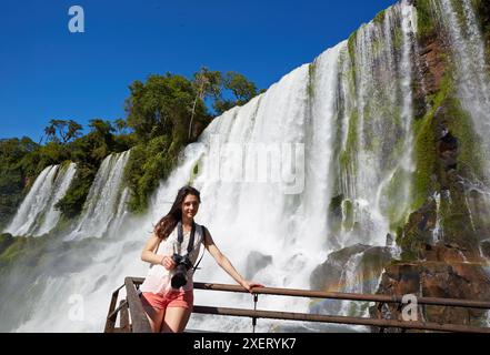 Jeune femme. Chutes de Iguazú. Parc national de Iguazú. Argentine/Brésil Banque D'Images