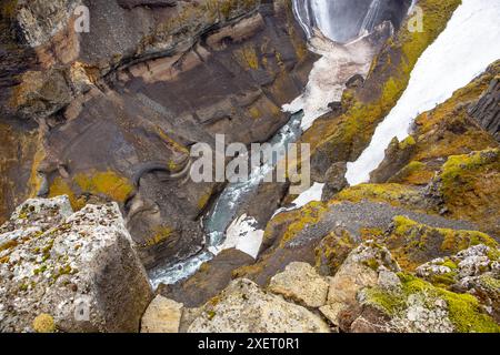 Profond canyon des cascades Haifoss et Granni dans la vallée de Fossardalur en Islande, vue de dessus du ravin et de la rivière sauvage qui coule, érosion hydrique et rochers Banque D'Images