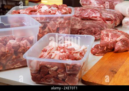 Il est préparé pour la cuisson sur barbecue en marinant de la viande de porc crue Banque D'Images