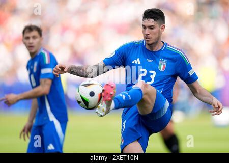 L'Italien Alessandro Bastoni (à droite) en action lors de la manche 16 de l'UEFA Euro 2024 à l'Olympiastadion de Berlin, en Allemagne. Date de la photo : samedi 29 juin 2024. Banque D'Images