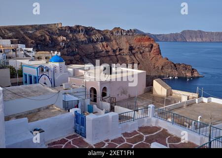 Vue sur la caldeira et Santorin depuis le village de Manolas. Thirasia, Îles Cyclades, Grèce. Banque D'Images