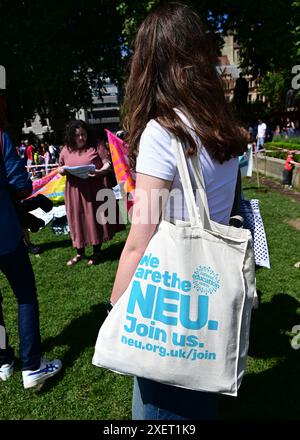 LONDRES, ROYAUME-UNI. 29 juin 2024. Ces pépinières sont les plus touchées en Angleterre et risquent de fermer faute de financement. Des entreprises privées avides embauchent des enseignants sous-payés et non qualifiés. En outre, les écoles maternelles n'ont pas été incluses dans cette campagne. Les manifestants, les mères et les enseignants réclament des enseignants qualifiés et plus de financement pour les écoles maternelles lors des élections générales de 2024. Crédit : Voir Li/Picture Capital/Alamy Live News Banque D'Images