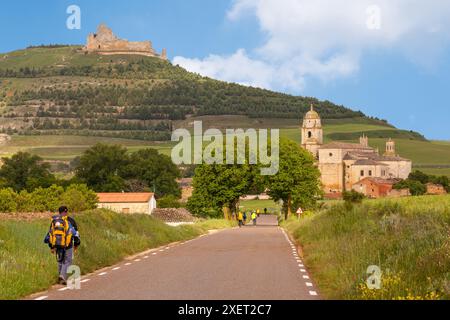 Pèlerin à pied le Camino de Santiago espagnol le chemin du pèlerinage de Saint-Jacques à l'approche de la ville de Castilla y León Espagne Banque D'Images