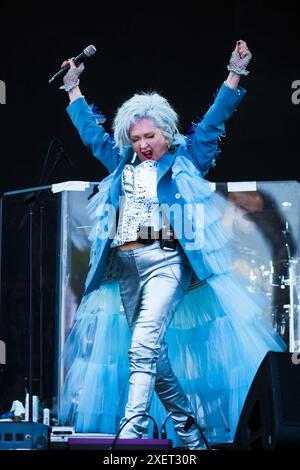 Glastonbury, Royaume-Uni. 29 juin 2024. Cyndi Lauper vue sur la scène Pyramid le samedi 2024 Glastonbury Festival à Worthy Farm, Somerset photo de Julie Edwards crédit : JEP Celebrity photos/Alamy Live News Banque D'Images