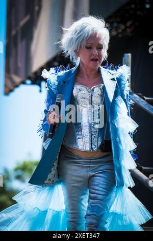 Glastonbury, Royaume-Uni. 29 juin 2024. Cyndi Lauper vue sur la scène Pyramid le samedi 2024 Glastonbury Festival à Worthy Farm, Somerset photo de Julie Edwards crédit : JEP Celebrity photos/Alamy Live News Banque D'Images