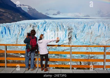 Touriste prenant des photos. Mini trekking. Promenade sur le glacier avec des crampons. Glacier Perito Moreno. Parc national Los Glaciares. Près d'El Calafate. Père Noël Banque D'Images