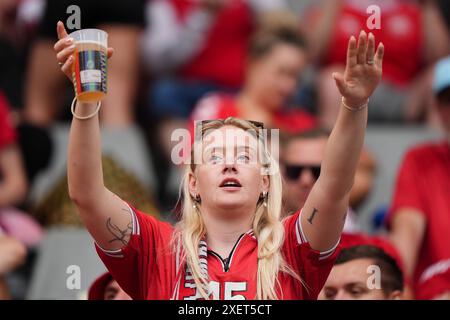 Fan danois dans les gradins avant la manche de l'UEFA Euro 2024 du 16e match au BVB Stadion Dortmund à Dortmund, en Allemagne. Date de la photo : samedi 29 juin 2024. Banque D'Images