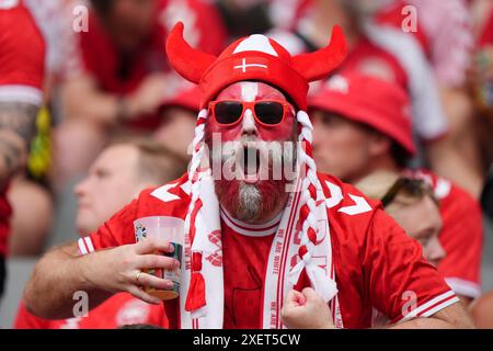 Fan danois dans les gradins avant la manche de l'UEFA Euro 2024 du 16e match au BVB Stadion Dortmund à Dortmund, en Allemagne. Date de la photo : samedi 29 juin 2024. Banque D'Images