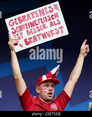 Un fan danois tient une pancarte dans les tribunes avant la manche de l'UEFA Euro 2024 du 16e match au BVB Stadion Dortmund à Dortmund, en Allemagne. Date de la photo : samedi 29 juin 2024. Banque D'Images