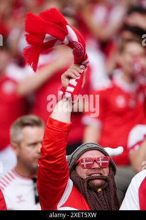 Un fan danois dans les gradins avant la manche de l'UEFA Euro 2024 du 16e match au BVB Stadion Dortmund à Dortmund, en Allemagne. Date de la photo : samedi 29 juin 2024. Banque D'Images