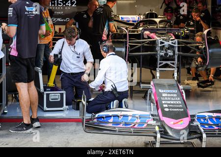 Scrutateurs FIA dans le garage de l'équipe Alpine F1 Team, Box, lors du Grand Prix d'Autriche de formule 1 Qatar Airways 2024, 11ème manche du Championnat du monde de formule 1 2024 du 28 au 30 juin 2024 sur le Red Bull Ring, à Spielberg, en Autriche Banque D'Images