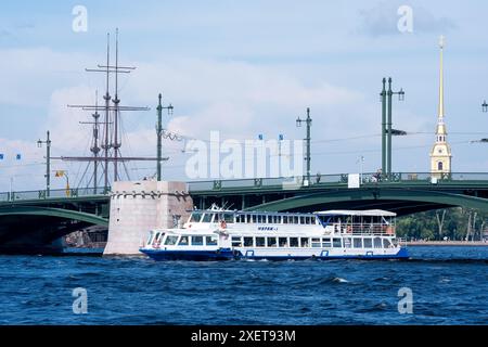 Saint-Pétersbourg, Russie - 04 juin 2024 : bateau touristique sur la rivière Neva en un Petersburg Banque D'Images