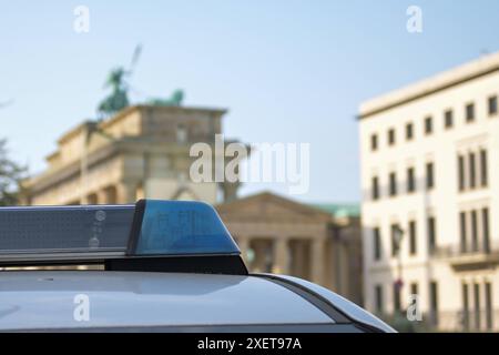 Berlin, Deutschland 29. Juni 2024 : Polizei-Blaulicht vor dem Brandenburger Tor Berlin *** Berlin, Allemagne 29 juin 2024 feu bleu de police devant la porte de Brandebourg Berlin Copyright : xFotostandx/xReuhlx Banque D'Images