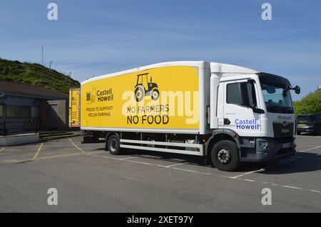 No Farmers No Food Lorry de Castell Howell livrant au restaurant Lighthouse de Bracelet Bay. Swansea, pays de Galles, Royaume-Uni. 16 mai 2024. Banque D'Images